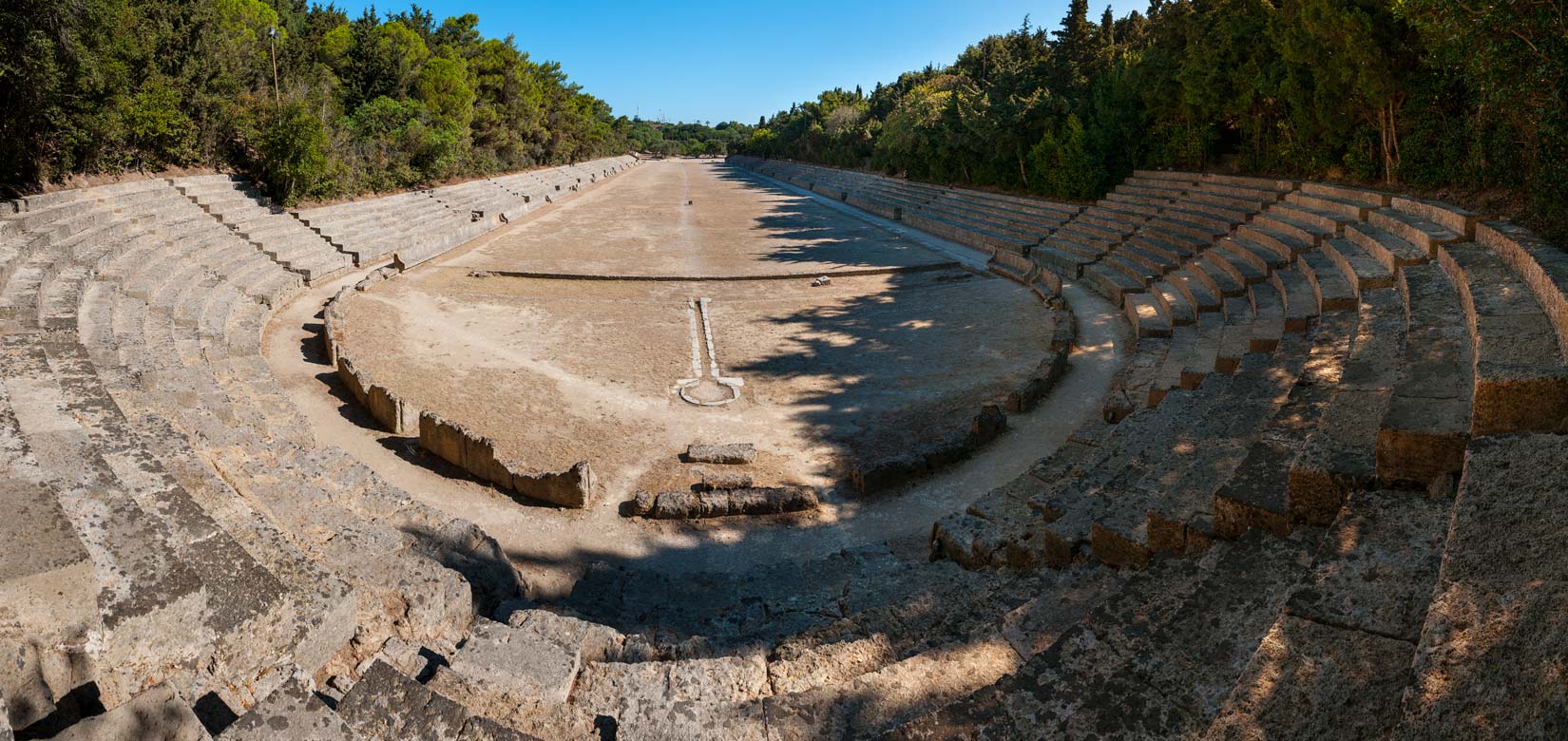 Historické Stadium pod Apollonovým chrámem zrekonstruované v období italské správy ostrova i dnes nabízí svůj ovál k proběhnutí. Poseďte a podumejte nad věčností kamene.