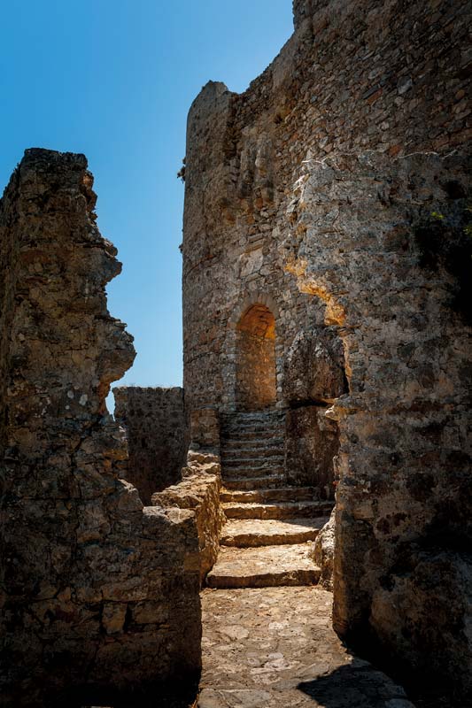 Hrad Asclipio se trochu vymyká ostatním Johanitským sídlům na Rhodu - daleko od pobřeží skýtá ochranu širokému okolí