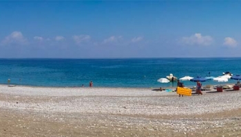 Haraki beach. Dlouhatánská pláž na dohled hradu Feraklos vám nabízí také pořádný kus soukromí a vymyká se tak jiným jižním plážím...