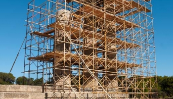 Apollonův chrám, tedy jeho zbytky, navíc v rekonstrukci...