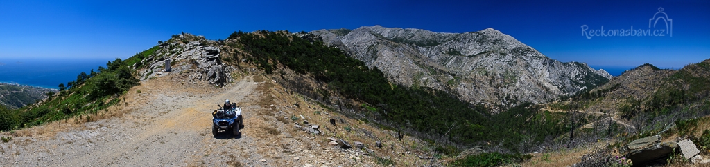 nejlepší panoramatická cesta kolem hory Kerkis vede z Kakoperato monastery směrem na Marathokambos