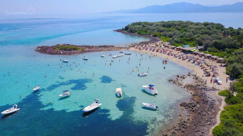 Monolia beach na ostrůvcích Lichadonisia