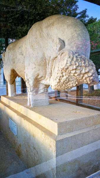 V Oreio můžeme obdivovat i velkou mramorovou sochu býka (The Bull of Oreos) z 5. stol. př.n.l.