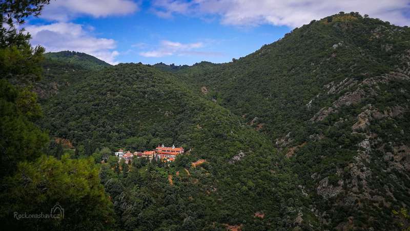 Klášter Agios Georgios Ilion z 15. stol., který se ukrývá v horách 400 metrů nad pláží v Ilia