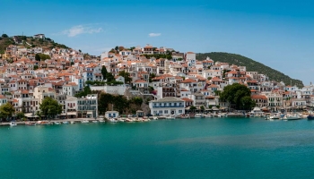 Hned první pohled na přístav Skopelos si vás podmaní