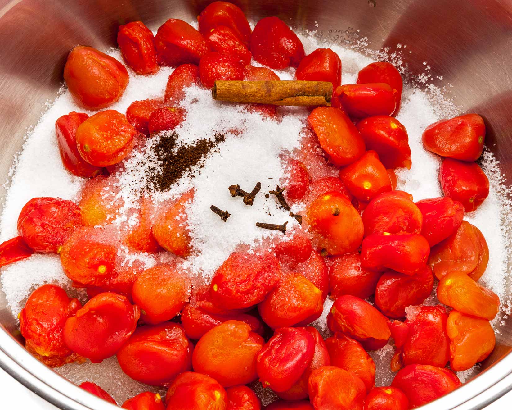 Opláchnutá rajčátka prosypejte cukrem a přidejte aromatické složky