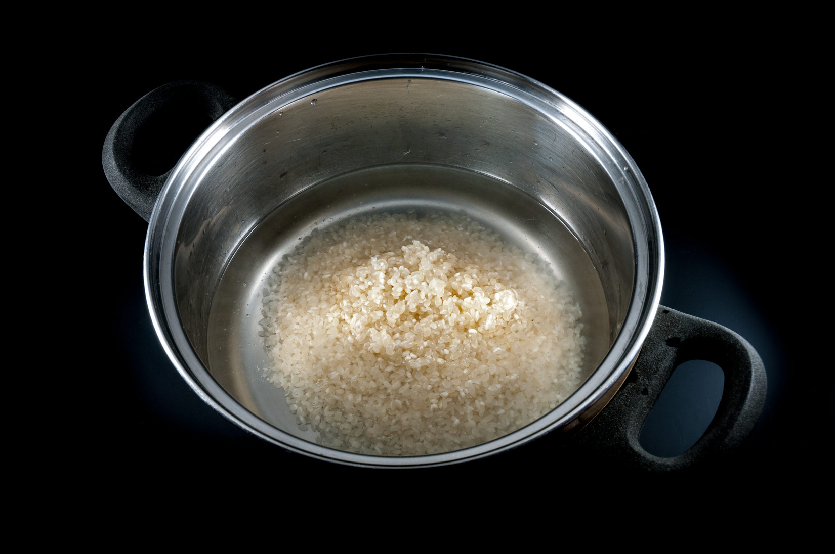 Rýži nasypeme do vroucí vody