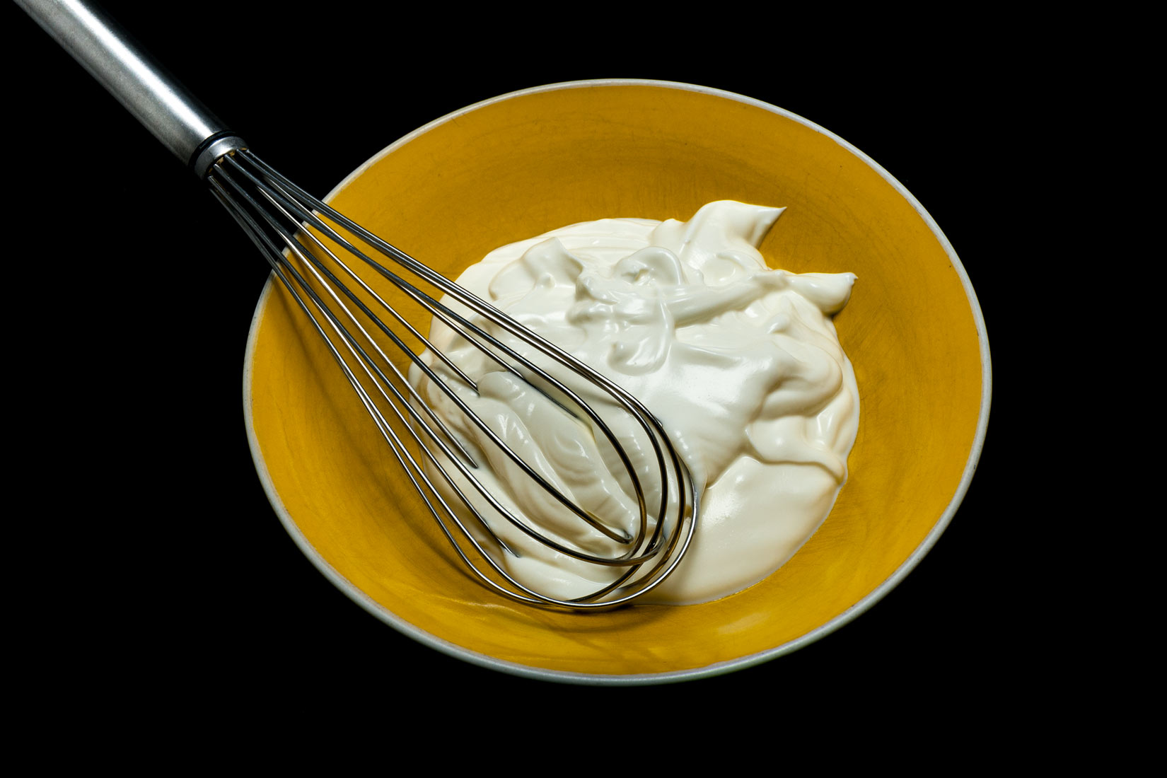 Jogurt vložíme do přiměřeně hluboké misky
