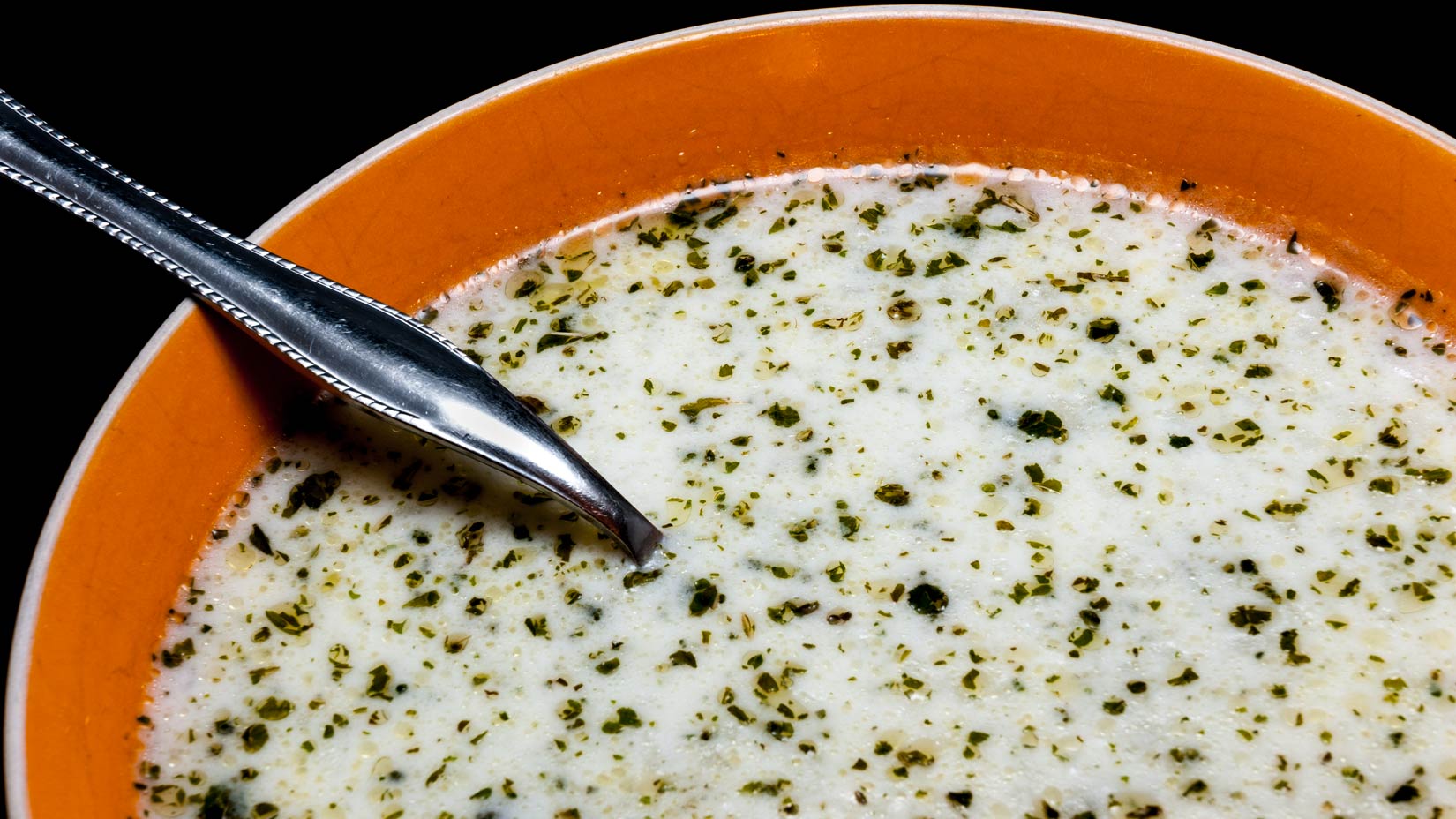 Jogurtová polévka Tanéa je sytá a velmi chutná