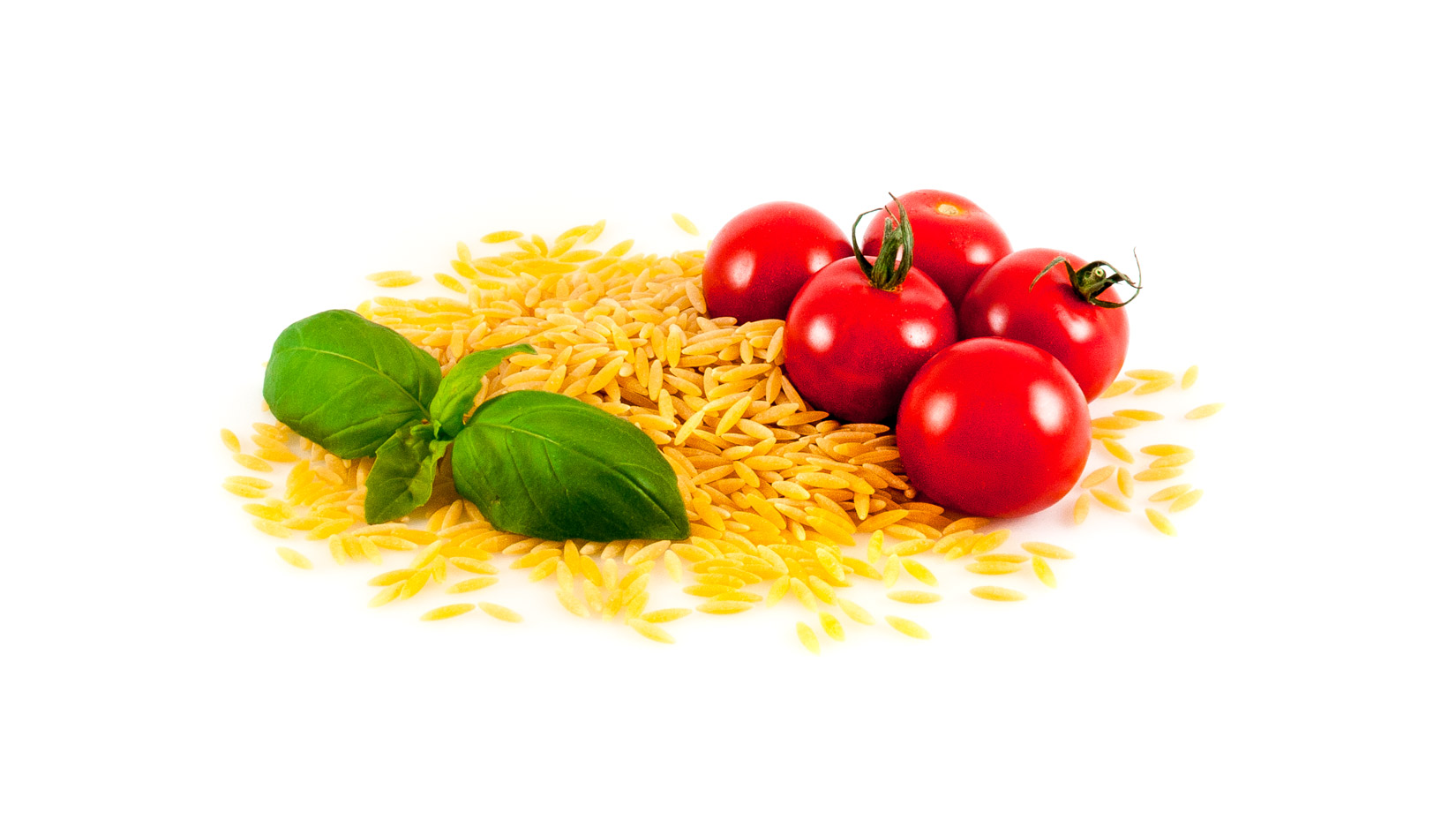 Hlavní přísady Tomatosoupy - rajčata, bazalka a Kritharaki