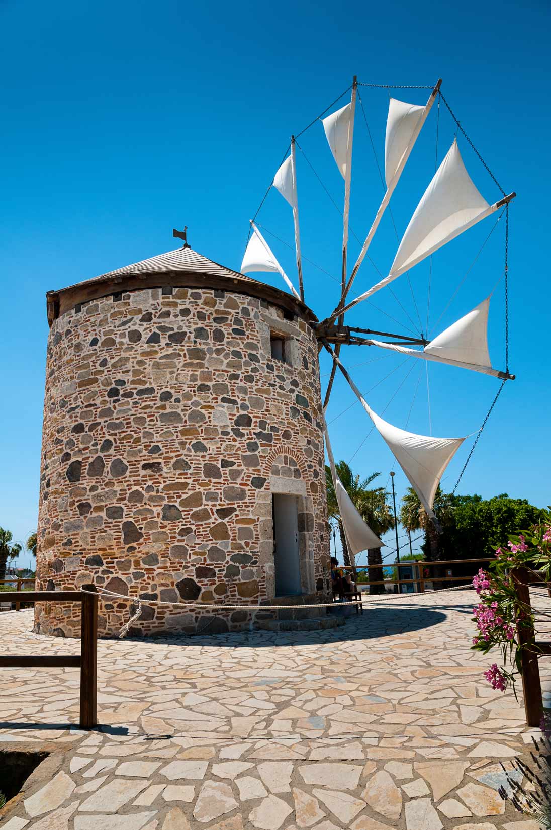 Větrný mlýn v Antimachia v plné kráse