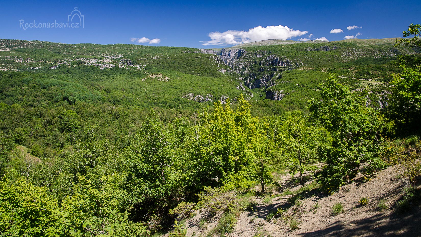 ... z cesty obdivujeme panoramata k vesnici Monodendri a kaňon Vikos ...