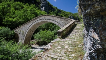 ... jednoobloukový most nechal postavil v roce 1748 Alexis Misios a propojil tak vesnice Vitsa a Koukoli.