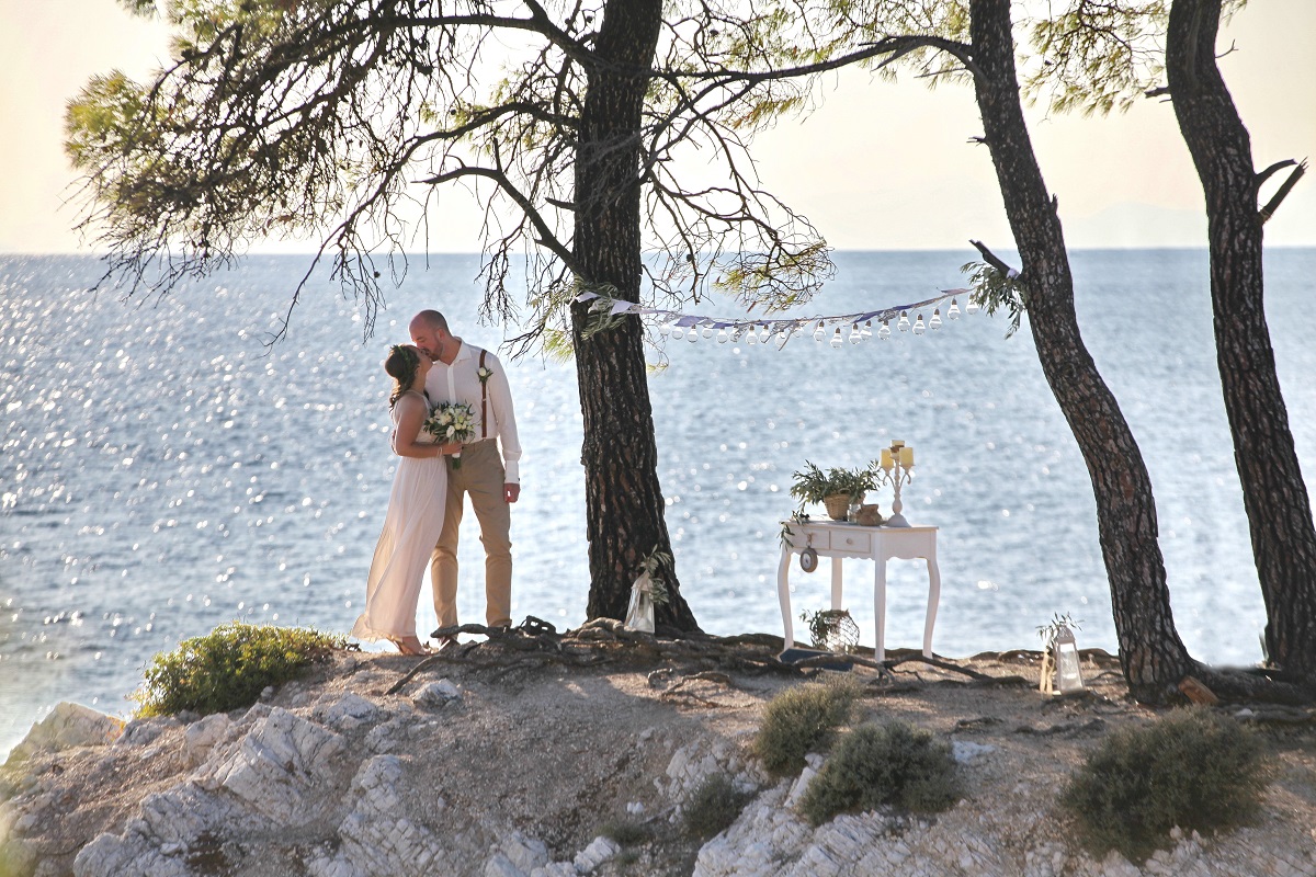 Svatba v Řecku jako z filmu Mamma Mia: Ostrov Skopelos láká na romantický obřad.
