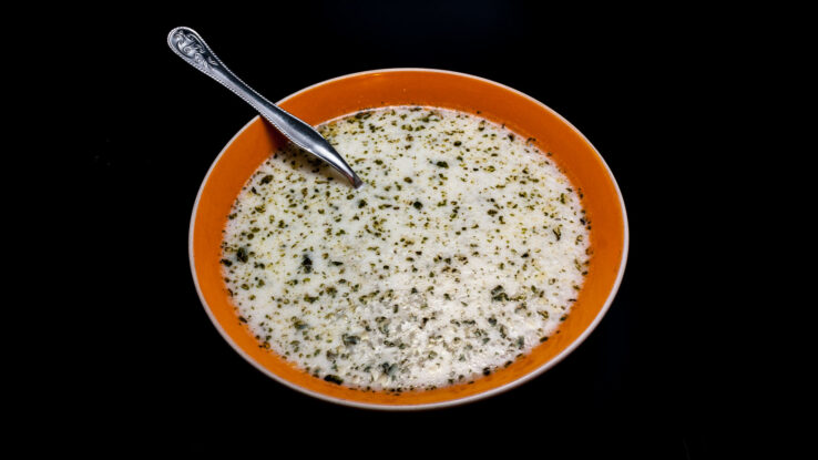 Polévka Tanéa - jogurtová polévka s rýží a příchutí máty z oblast Pontos