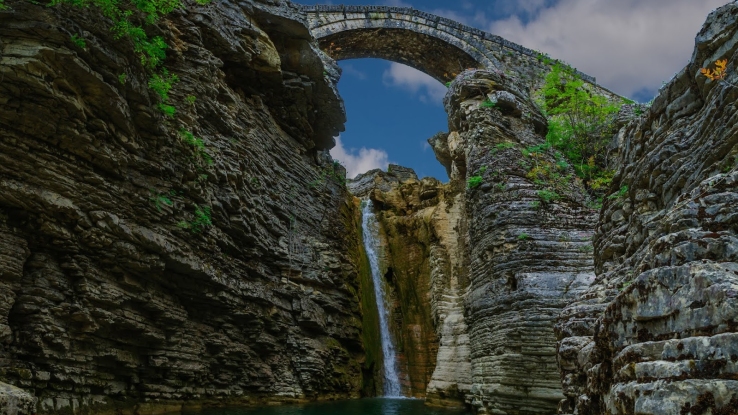 Kamenný most Gretsi s vodopádom pod dedinkou Paleopyrgos