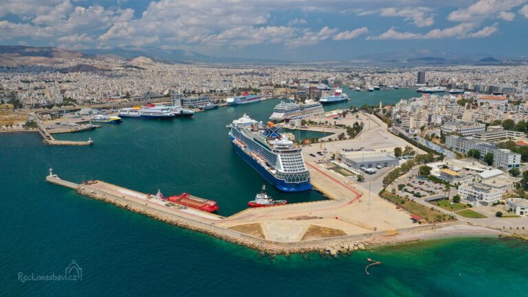 Piraeus přístav Řecko trajekty