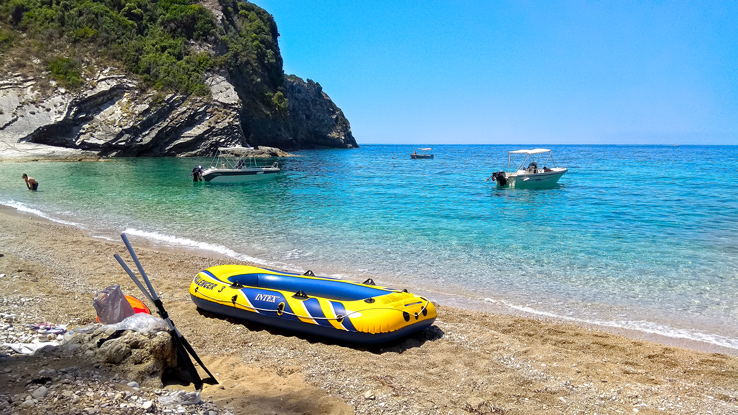 Nafukovací člun – výzva pro pláže Korfu