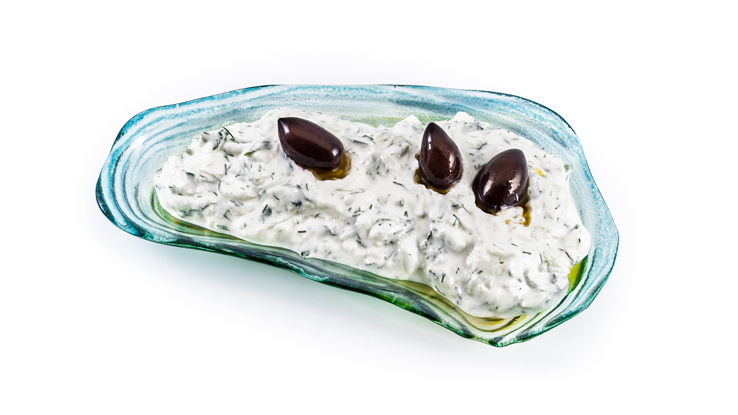 Tzatziki – tradiční předkrm řecké kuchyně z jogurtu a strouhané okurky