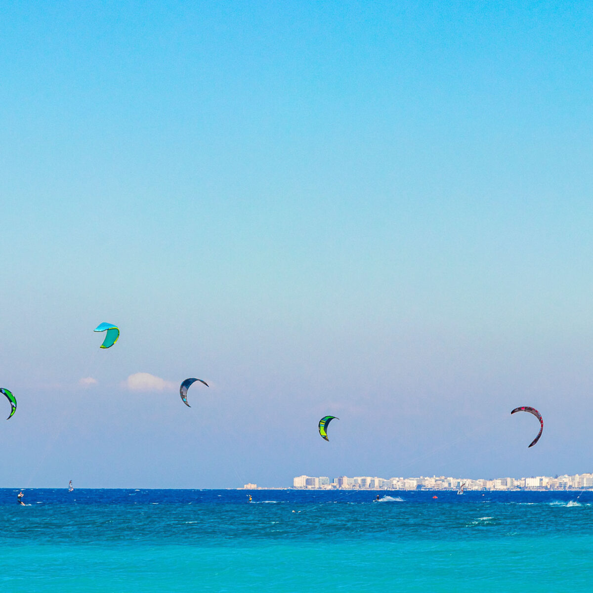 Kremasti beach Rhodos – vítr, kitesurfing a parasailing