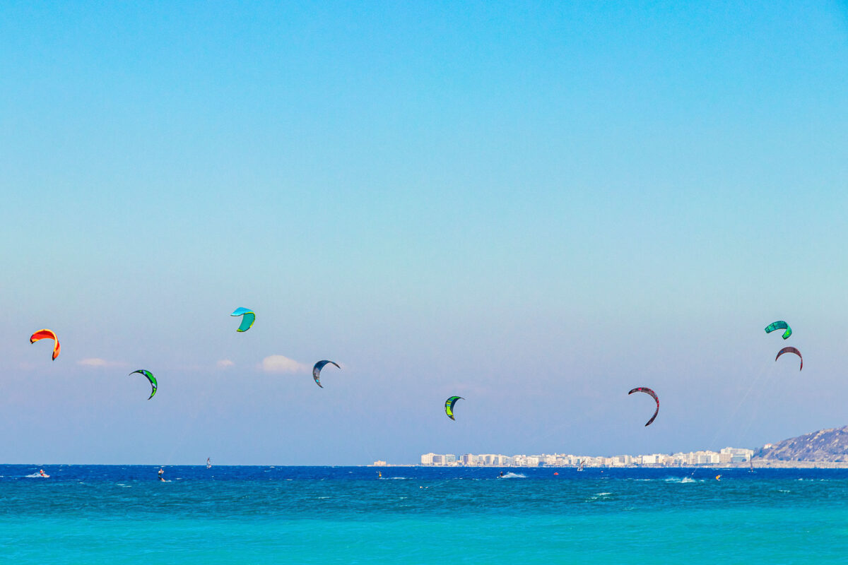 Kremasti beach Rhodos – vítr, kitesurfing a parasailing
